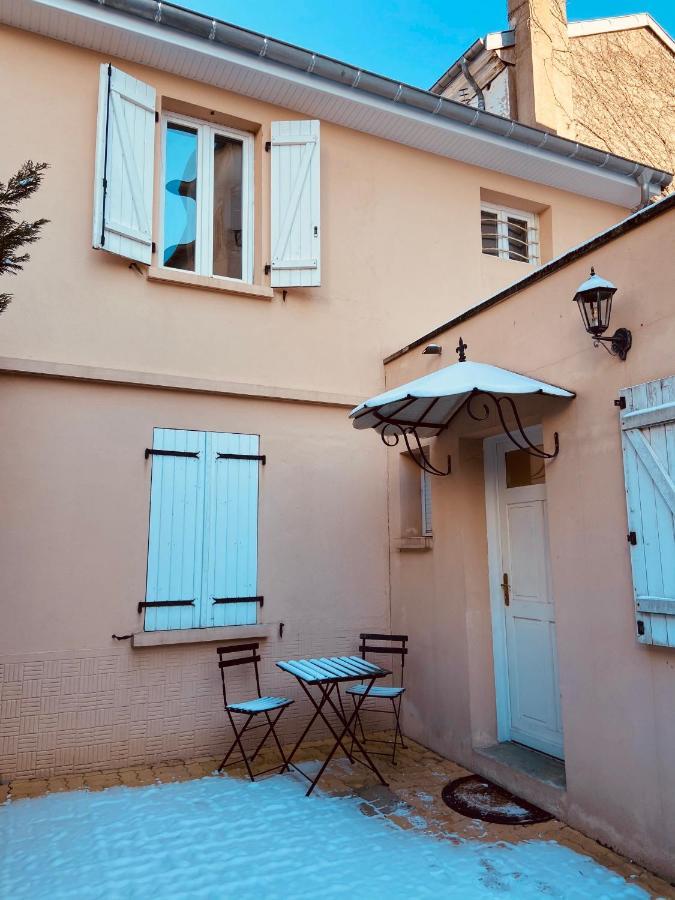 Maison Avec Cour Privee Face A La Gare De *